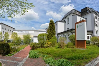 Über die Hälfte der Mitarbeiter krank: Pflegedienst im Vogtland schaltet auf Notbetrieb - Der Ambulante Pflegedienst der Paracelsus-Klinik in Schöneck ist durch sehr hohen Krankenstand in Problemen.