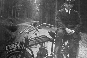 Über die Motorradgeschichte in der Region Chemnitz: Wie einst in Thalheim der „Eisenhammer“ gebaut wurde - Historische Aufnahme eines Motorradfahrers auf seiner „Eisenhammer“.
