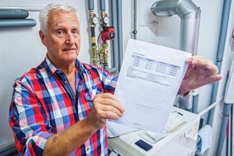 Über diesen Rentner redet halb Deutschland - Hermann Rosenkranz zeigt im Heizungskeller seines Wohnhauses die horrende Abschlagsforderung. Ab Oktober sollte er monatlich mehr als 1100 Euro für Gas bezahlen. 