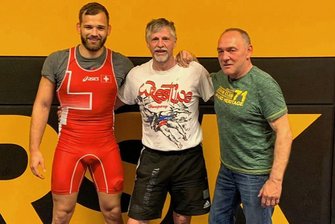 Über einen Wahl-Österreicher, der in der Schweiz trainiert und für Gelenau ringen will - Ringkämpfer Uwe Pötzschke (Mitte) mit dem Olympia-Bronzegewinner von 1984, Hugo Dietsche, und dessen Sohn Fabian von der schweizerischen Ringerstaffel Kriessern. 