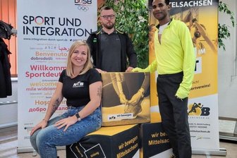 Über Freiberg nach Paris? - Den Eiffelturm im Visier: Eyob Behre Solomun (r.) möchte am olympischen Marathon 2024 in der Pariser Innenstadt teilnehmen. Von den KSB-Mitarbeitern Benjamin Kahlert und Jenny Julian (l.) erhält er Unterstützung.