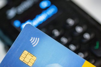 Über Monate hinweg: Betrüger bringen Vogtländerin um fünfstellige Summe - Weil sie angebliche Kreditschulden begleichen sollte, überwies eine Frau aus Klingenthal immer wieder hohe Summen an Betrüger.