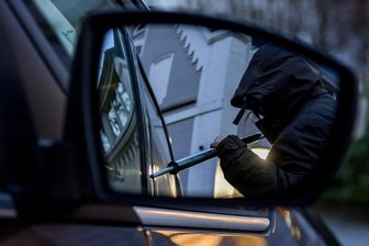 Über Nacht: Diebe brechen in Chemnitz mehrere Autos auf - Oft brauchen die Täter nur Sekunden, um in ein Fahrzeug zu gelangen.