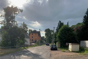Über Ortmannsdorf zeigt sich die Sonne: Teil eins des Straßenbaus geht in Planung - Der Himmel über Ortmannsdorf reißt auf: Auf der Huckelpiste rückt der Straßenbau näher. Der Gemeinderat hat am Montag zwei Planer beauftragt.