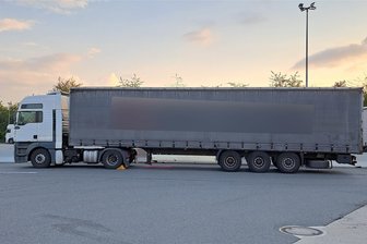 Über so viel Rost staunt sogar die Polizei: Sattelschlepper in Zwickau von der Autobahn geholt - Diesen Sattelschlepper nahm die Polizei am Donnerstag in Zwickau aus dem Verkehr.