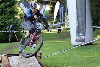Über Wurzeln und Steine: Der Rabenberg im Erzgebirge fordert Enduro-Spezialisten auf ganzer Linie - Raphael Weißflog aus Lauter holte sich auf dem Rabenberg in Breitenbrunn den Sieg in seiner Klasse.