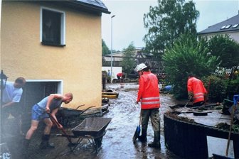 Überall Schlamm:  So erlebte Familie Buschbeck aus Erla die Flut - Am nächsten Morgen war das Wasser weg, aber dicker Schlamm klebte förmlich überall: im Hof und im Haus in den Möbeln. 