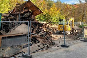 Überbleibsel aus DDR-Zeiten: Abrissbagger schaufelt die alte "Mangel" in Erdmannsdorf weg - Anfang der Woche startete der Abriss der "Mangel", eines früheren Nebengebäudes des benachbarten Gasthofes "Kadow".