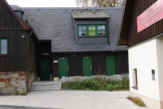 Überdachter Sitzplatz für das Haus des Gastes in Grünbach - Nachdem das Umfeld schön gestaltet wurde, soll noch eine Überdachung für den Außenbereich entstehen.