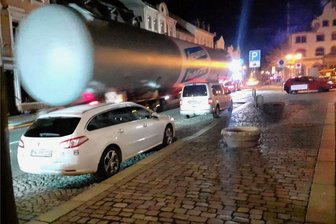 Überdimensionale Röhren durchqueren Geringswalde - Der Konvoi nähert sich dem Markt. Zu dem Zeitpunkt hatte der Schwertransport den Döhlener Berg hinter sich.