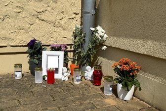 Überdosis in Frankenberg: An diesen Drogen starben zwei junge Frauen - Mit Kerzen und Blumen wurde an der Oberschule an die verstorbene 15-Jährige erinnert.