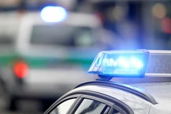 Überfall an der B174: Maskierte bedrohen Autofahrer mit Messer - 