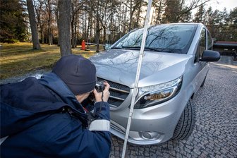 Überfall auf Bestatter: Wie der aktuelle Stand ist - Nach dem Überfall auf Mitarbeiter eines Bestattungsunternehmens sicherte die Polizei Spuren am Leichenwagen.