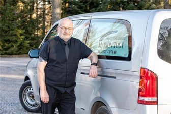 Überfall auf Bestattungsdienst in Plauen: Mehrfach gingen Notrufe bei der Polizei ein - Burkhard Müller und ein Kollege wurden am Wochenende von vier Personen in Reusa attackiert und teils schwer verletzt. Beide waren dienstlich für ein Plauener Bestattungsinstitut unterwegs.
