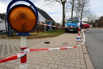 Überfall auf Geldtransporter im Erzgebirge – Verletzter Fahrer rettet sich zur Polizeifachschule - Der Fahrer eines Geldtransporters wurde in Schneeberg überfallen.