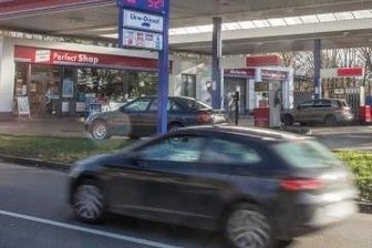 Überfall auf Tankstelle in Flöha Thema bei "Kripo live" - Hier schlug der Räuber am 16. November 2016 zu: in der Tankstelle an der Dresdner Straße in Flöha.