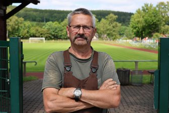 Überfall bei Jugendderby zwischen Erzgebirge Aue und Zwickau: So hat ein Fußballfan die „Schande vom Spiegelwald“ erlebt - Andreas Morbach hat die Ausschreitungen im Stadion am Spiegelwald in Beierfeld am Samstag hautnah mitbekommen.