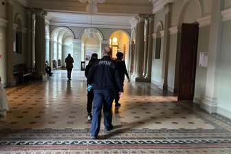 Überfall im Drogen-Milieu von Plauen: Plötzlich stand ein Mann mit Machete im Wohnzimmer - Justizbeamte begleiten den Hauptangeklagten im Macheten-Überfall in den Sitzungssaal des Landgerichts: Der Mann war an Händen und Füßen gefesselt.