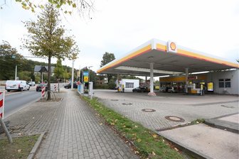 Überfall mit Machete auf Tankstelle in Plauen: Polizei schnappt Tatverdächtigen - Die Tankstelle an der Pausaer Straße wurde überfallen. Die Polizei stellte einen Tatverdächtigen.