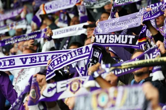 Überfall nach Dynamo-Spiel im Erzgebirge: Zwei junge Männer wegen Raub von Aue-Fanschal angeklagt - Anklage wegen Raub eines FCE-Fanschals erhebt die Staatsanwaltschaft Dresden.
