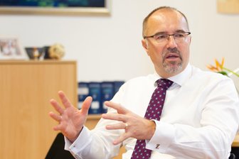 Überfallserie in Plauen: Oberbürgermeister spricht von Jugendlichen mit „häuslicher Verwahrlosung“ - Plauens Oberbürgermeister Steffen Zenner (CDU): Täter haben keinen moralischen Kompass.