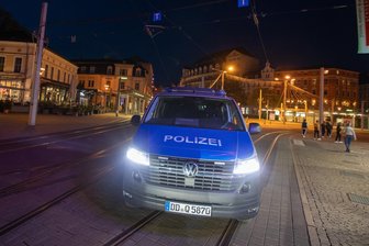 Überfallserie in Plauen: Polizei spricht von neuer Tätergruppierung - dabei ist auch ein 13-Jähriger - Polizeifahrzeug am Postplatz in Plauen (im April dieses Jahres): Mit einer eigens gebildeten Ermittlungsgruppe wollen die Beamten die Straftatenserie in den Griff bekommen.