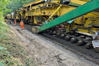 Überflutete Bahnstrecke im Erzgebirge bleibt weiterhin gesperrt - Die Maschine nimmt den Schotter unter dem Gleis auf, siebt aus und führt den Schotter unter das angehobene Gleis zurück.
