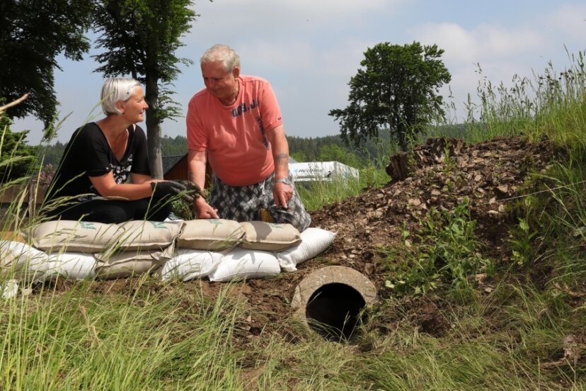 Überflutung durch zu schwachen Graben? - Die Anwohner Anja Beisecker und Bernd Nadler bemängeln, dass ein verlegtes Entwässerungsrohr viel zu klein ist. Sie sehen darin eines der Probleme. 
