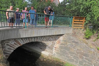 Überflutungen im Freiberger Münzbachtal: Neue Brücke soll Lösung bringen - Die Anwohner, hier im Jahr 2023, schauen oft besorgt auf den Münzbach in Freiberg.