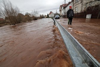 Überflutungen und Schnee: Land unter am Lungwitzbach - Heiligabend 8 Uhr morgens: In Niederlungwitz auf der Straße des Friedens müssen die Anwohner mit Schrecken zusehen, wie der Lungitzbach über die Ufer tritt und ihre Grundstücke überfutete.