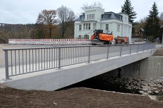 Überflutungsgefahr eingedämmt: Millionen-Bau in Mylau vollendet - Der Ersatzneubau der unteren Brücke am Karl-Marx-Ring in Mylau ist fertig. Das Nadelöhr der Göltzsch ist hier Geschichte. Die Brücke wurde erhöht, der Durchlasse vergrößert.