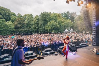 Überfordert? Das muss so sein: Der Kosmos-Guide für Anfänger und Fortgeschrittene - Alli Neumann auf der Kosmos-Bühne beim Festival in Chemnitz am 17. Juni 2022.