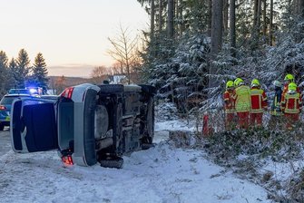 Überfrierende Nässe: Skoda verunglückt in Neustadt - Auf der Seite blieb dieser Skoda nach einem Unfall beim Neustadt-Ortsteil Neudorf liegen. 