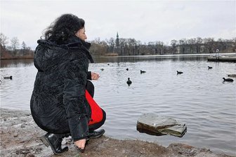 Überfütterung des Wassergeflügels auf dem Schwanenteich: Warnungen und Verbote fast wirkungslos - Spaziergängerin Susann Wild plädiert für artgerechte Ernährung. Das Füttern von Tieren im Schwanenteichpark hält sie für unnötig.
