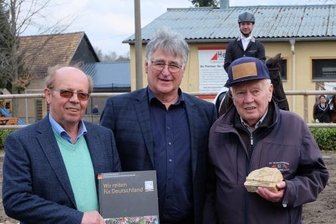 Überglücklicher Jubilar von Auszeichnung überrumpelt - Horst Kretschmer (rechts) bei der Übergabe der Ehrenplakette des Landesverbandes Pferdesport Sachsen durch Andreas Lorenz (Mitte) und Gerhard Bender.