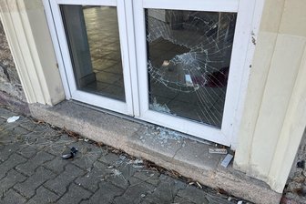 Übergriff im Erzgebirge: Jetzt spricht das Opfer des tätlichen Angriffs in Schwarzenberg Klartext - Diese eingetretene Scheibe am Bahnhof in Schwarzenberg war Auslöser des Disputs.