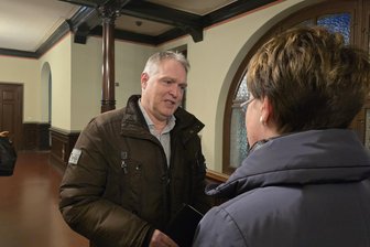 Übergriffe auf Schüler in Crimmitschau? Lehrer stellen in Stadtratssitzung AfD-Politiker zur Rede - Schulleiter Dirk Mehl war mit seinen Kollegen zur Stadtratssitzung gekommen, um Heiko Gumprecht zur Rede zu stellen.