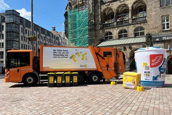 Übergroßer Joghurtbecher auf dem Chemnitzer Markt aufgestellt - Der Abfallentsorgungs- und Stadtreinigungsbetrieb informiert zusammen mit dem Umweltamt und dem Umweltzentrum Chemnitz über Mülltrennung.