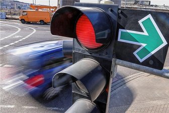 Überholen, Kopfhörer und der grüne Pfeil: Neun verbreitete Verkehrsirrtümer - Nicht nur vorm Abbiegepfeil versagt bei vielen Autofahrern das nötige Faktenwissen. 