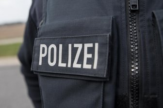 Überladen, gemalte Kennzeichen und Mängel ohne Ende: Polizei stoppt Laster im Erzgebirge - Eine Polizeistreife hat den Laster im Gegenverkehr ohne erkennbare Kennzeichen gesehen, gewendet und in Venusberg gestoppt.