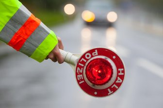 Überladen und schlecht gesichert: Polizei stoppt auf der A 72 nahe Neukirchen Transporter und Lkw - Wegen erheblichen Mängeln hat die Polizei auf der A 72 unter anderem einen Lkw gestoppt.