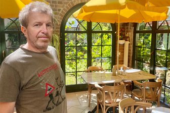 Übernachten in Chemnitz: „Manche kommen nur wegen der Eisenbahn“ - Inhaber André Arnold (60) im Wintergarten seines Restaurants. Alles selbst gebaut. Schaut man aus dem Fenster hinter ihm, sieht man die Modelleisenbahn. Das inoffizielle Markenzeichen der Pension.