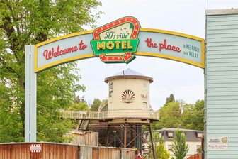 Übernachten wie in den 50er Jahren: Das „50‘s ville Motel“ in Chemnitz - Seit 2018 können Gäste im Chemnitzer „50‘s ville Motel“ und seinen zwei Wassertürmen übernachten.