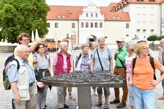 Übernachtungszahlen in Freiberg: Corona-Delle ist überwunden - Eine Reisegruppe aus Dresden ist am Mittwoch vom Stadtmodell auf dem Schloßplatz zu einer Führung durch die Freiberger Altstadt aufgebrochen. Zuerst ging es in Richtung Burgstraße. 