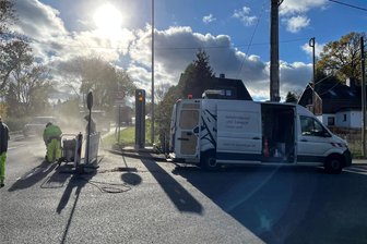 Überraschend: Jetzt steht bereits der zweite neue Blitzer an der B 169 in Chemnitz - Eine Fachfirma hat am Dienstag die technischen Voraussetzungen geschaffen, damit der neue Blitzer an der Frankenberger Straße stadteinwärts in Betrieb gehen kann.