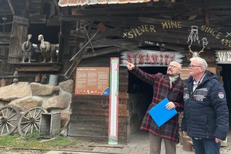 Überraschende Ankündigung aus Plohn: Wie der vogtländische Freizeitpark seine Gäste zum Träumen bringen will - Staatssekretär Thomas Kralinski (links) hatte für Freizeitpark-Geschäftsführer Lutz Müller einen Fördermittelbescheid dabei.
