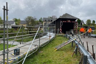 Überraschende Ankündigung zum Start der Holzbrückensanierung in Hennersdorf - Neben der Holzbrücke wird eine Ersatz-Fußgängerbrücke aus Gerüstteilen errichtet.