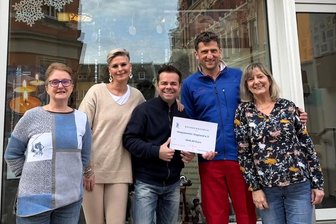 Überraschende Großspende für Hospizverein: DJ Bonzay macht sich für Vogtländer stark - DJ Bonzay, bürgerlich Andy Staudacher (Mitte), überreicht im Februar einen Spendenscheck in Höhe von 4444,44 Euro an den Vorsitzenden des Hospizvereins Vogtland, Robert Herold (2. von rechts).