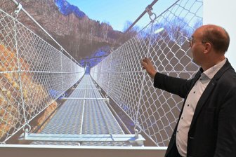 Überraschende Idee: Warum neben der Fuchsbrunnbrücke bei Zwönitz eine zweite Brücke gebaut werden soll - Der Zwönitzer Bürgermeister Wolfgang Triebert zeigt, wie die zweite Brücke aussehen könnte.