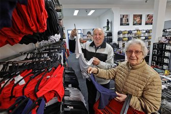 Überraschende Kundschaft bei der Eröffnung von Bruno Banani in Wüstenbrand - Manfred Uhlemann und seine Frau Melitta bei der Eröffnung des Outlet Stores von Bruno Banani. Beide mögen nicht zur zentralen Zielgruppe des Unternehmens gehören. Doch sie wissen die Produkte zu schätzen.